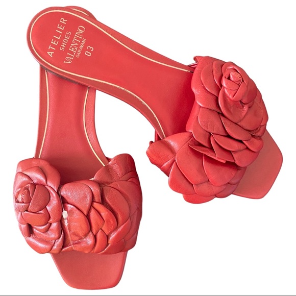 Valentino - Atelier Valentino Garavani - Red leather floral appliqué flat sandal - Picture 2 of 16